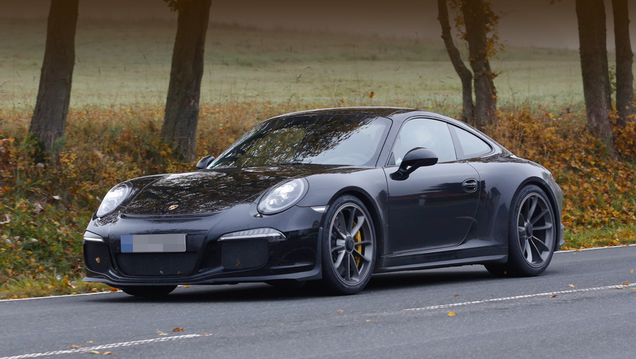 Porsche 911,Porsche 911 r. Оптика у исходного 911 GT3 ещё не обновлена (хотя обычный 911-й настиг рестайлинг), поэтому и в прототипе R фары и фонари — старые.