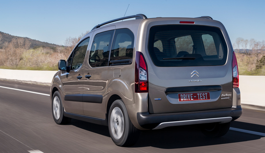             В некоторых комплектациях стекло багажной двери открывается отдельно от неё. Сама дверь поднимается на достаточную высоту, чтобы человек ростом 187 см укрылся под ней от дождя не пригибаясь. Есть вариант с двумя распашными створками.
