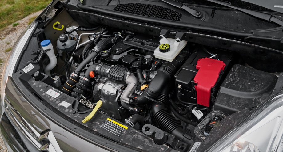             Дизельная «турбочетвёрка» HDi 90 объёмом 1,6 л (90 л.с., 215 Н•м) <a href="https://www.drive.ru/news/citroen/524be49894a65692e5000020.html" target="_blank" rel="noopener" class="c-link">появилась</a> в арсенале «российского» Berlingo недавно, в 2013 году. Семейство HDi (high-pressure direct injection) — совместная разработка концерна PSA и Ford Motor Company, начатая в 1998-м. По фордовской классификации, мотор относится к линейке DLD. В разной степени форсировки его можно встретить на моделях компаний Volvo, Mini и Mazda. В 90-сильной версии работает простой турбонагнетатель Mitsubishi, а в более мощных (108–115 л.с.) — турбокомпрессор Garrett с изменяемой геометрией.
