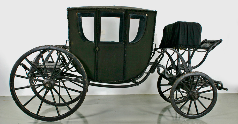             Название ситроеновского вэна произошло от французского слова Berlingot. Так звалась карета, разработанная в 1660–1670 годах по заказу генерала Фридриха-Вильгельма Бранденбургского. Кабина этого экипажа не приделана к шасси намертво, а висит между двух «рельсов» на кожаных ремнях, что по тем временам обеспечивало невиданный комфорт. Заказчик совершил на своей инновационной карете путешествие из Берлина в Париж, для французов повозка стала сенсацией, и они дали ей имя в честь города, откуда экипаж прибыл.
