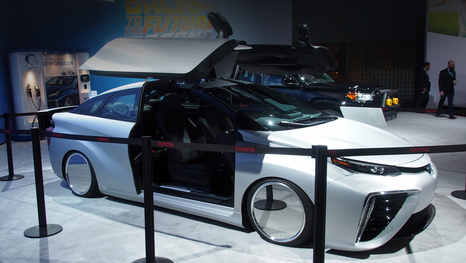 Toyota mirai,Toyota mirai back to the future,Toyota concept. Перекроенный автомобиль получил подъёмные двери, как у Делореана, а также бутафорский «реактор синтеза», как у машины времени в фильме «Назад в будущее».