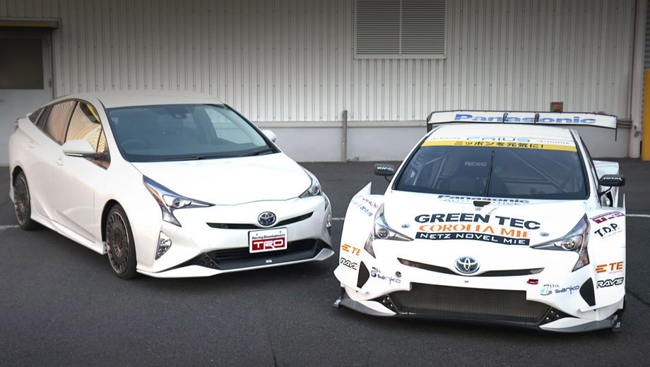 Toyota prius,Toyota prius gt300. Слева от спортпрототипа стоит Prius, доработанный отделением TRD (Toyota Racing Development), которое в этом году отмечает 40-летний юбилей. Гибриды были показаны 15–17 января на Токийском автосалоне.