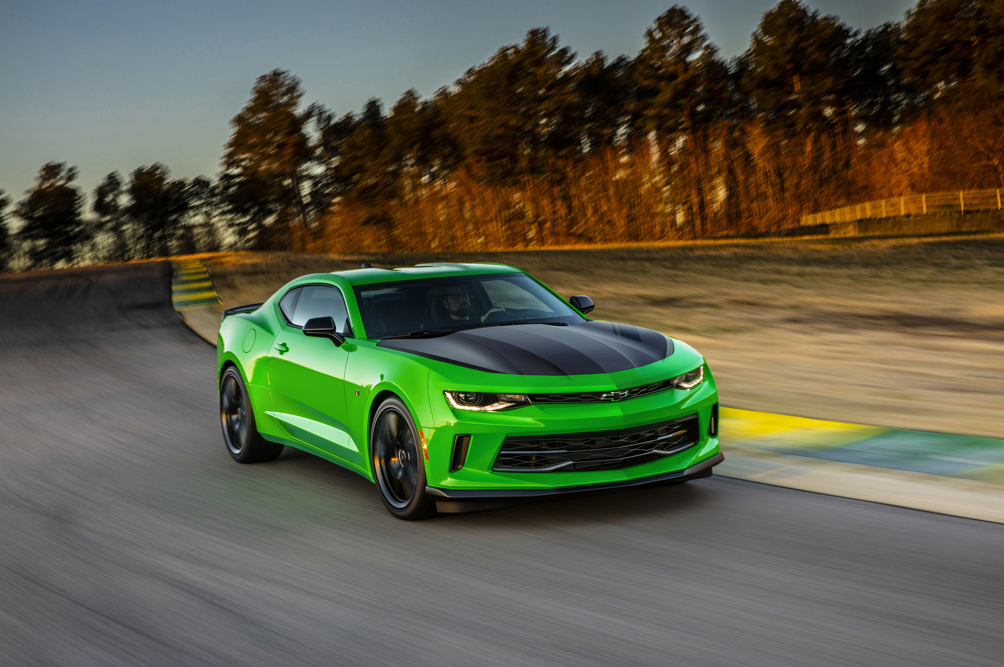 Купе Chevrolet Camaro 1LE впервые построено с «шестёркой» — ДРАЙВ