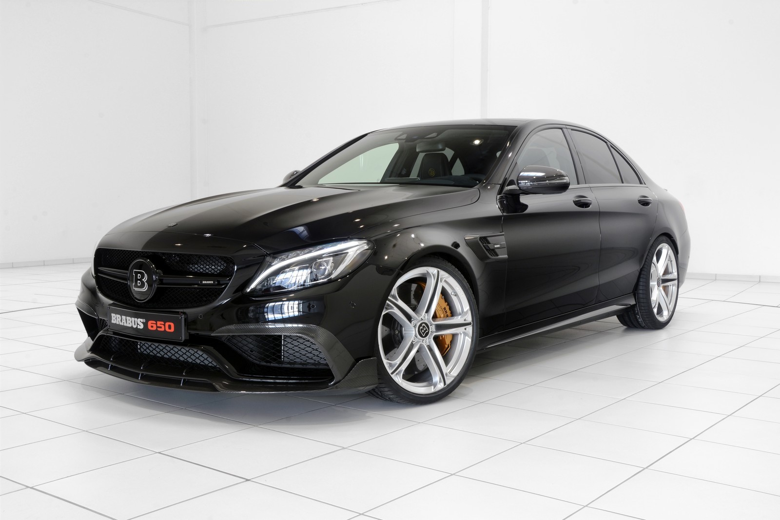 Седан Brabus Mercedes-AMG C 63 S дебютирует в марте — ДРАЙВ