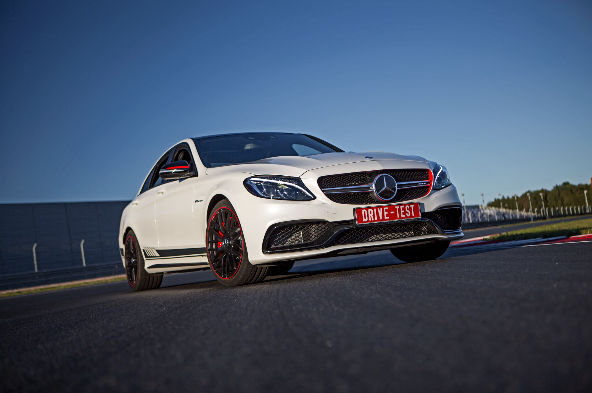 Мерседес c63 AMG белая зима