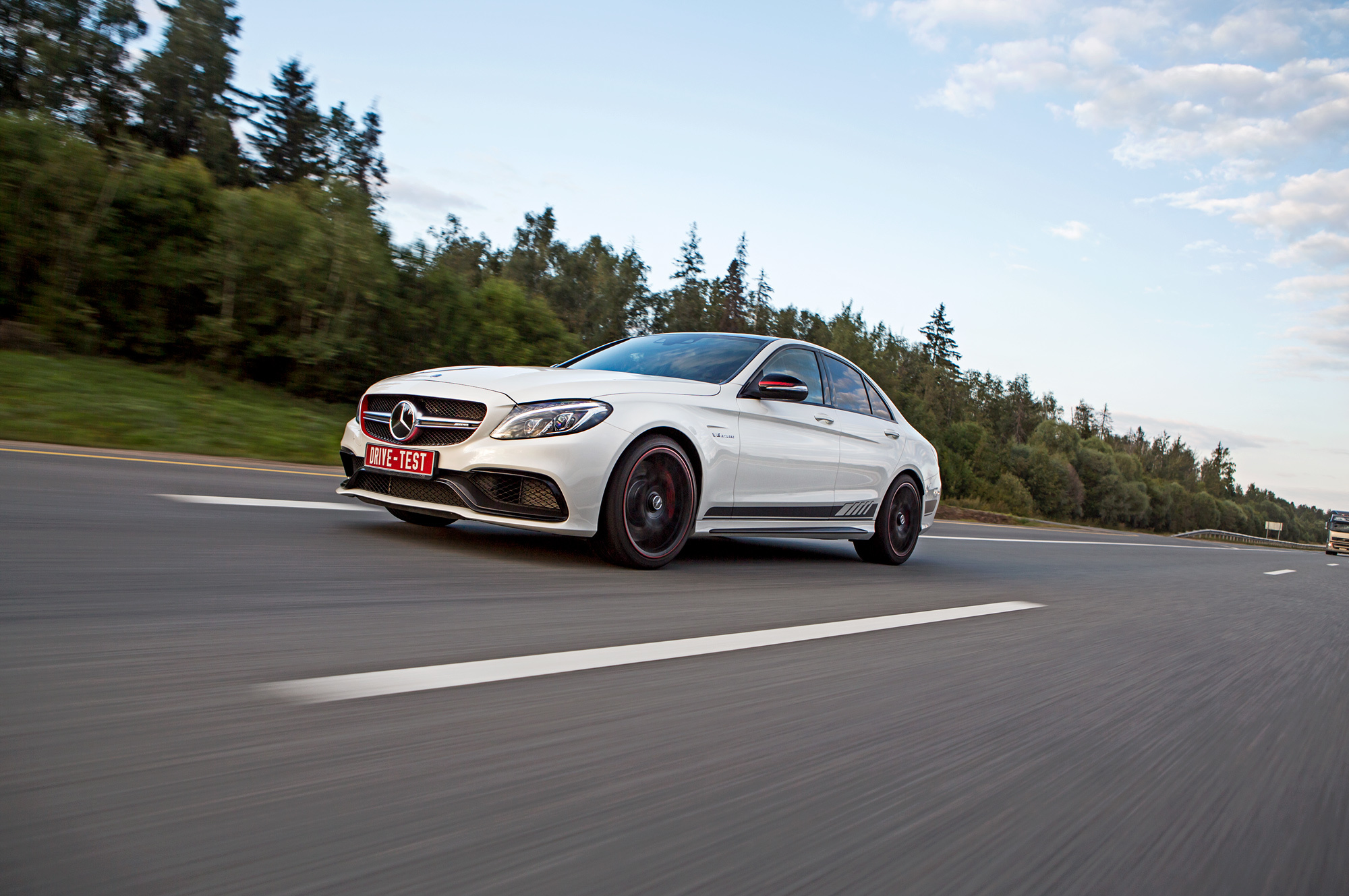 Изводим друг друга с седаном Mercedes-AMG C 63 S — ДРАЙВ