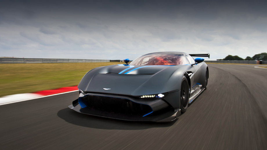 Aston martin vulcan. Автомобиль оснащён «атмосферником» V12 7.0, выдающим более 800 л.с. Точных выходных данных компания не разглашает.