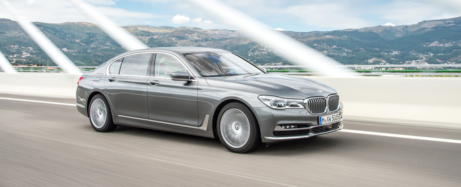             С новым дизелем BMW седьмой серии тратит 5,7−5,9 л/100 км, это на 11% меньше, чем с топовым дизелем предыдущего поколения. За чистоту выхлопа отвечают сажевый фильтр, нейтрализатор с абсорбером оксидов азота и селективный нейтрализатор с впрыском жидкости AdBlue. Привод — полный по умолчанию и восьмиступенчатый «автомат» Steptronic. Максималка ограничена электроникой на 250 км/ч.
