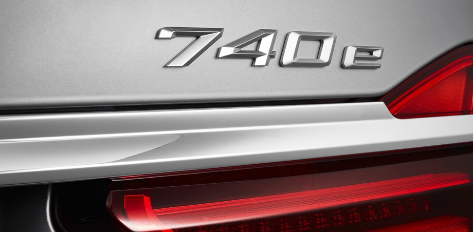             Летнее пополнение ассортимента BMW включает в себя модели 740e iPerformance, 740Le iPerformance и 740Le xDrive iPerformance, которые были <a href="/e/BkeHAEAACLw" class="c-link">представлены</a> весной. Они оснащены подключаемой к розетке 326-сильной гибридной системой на основе двухлитровой «четвёрки», могут проходить на одной батарее 41−48 км, ускоряться с нуля до сотни за 5,3−5,5 с и выпивать в комбинированном цикле 2,0−2,5 л/100 км.
