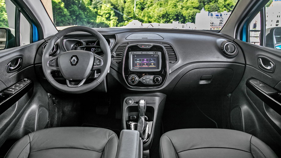 Архитектура передней панели Каптюра современней дастеровской, но по качеству материалов эти модели одного поля ягоды. Однако с окончательной оценкой подождём до серийных автомобилей.