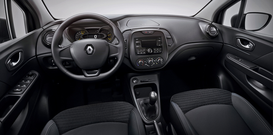 Салон базовой версии Life угрюм, но не так уж и беден. Здесь две подушки безопасности, система стабилизации с помощником старта в гору, кондиционер, четыре электростеклоподъёмника, зеркала с электроприводом и подогревом, аудиосистема с поддержкой формата MP3 и протокола Bluetooth.