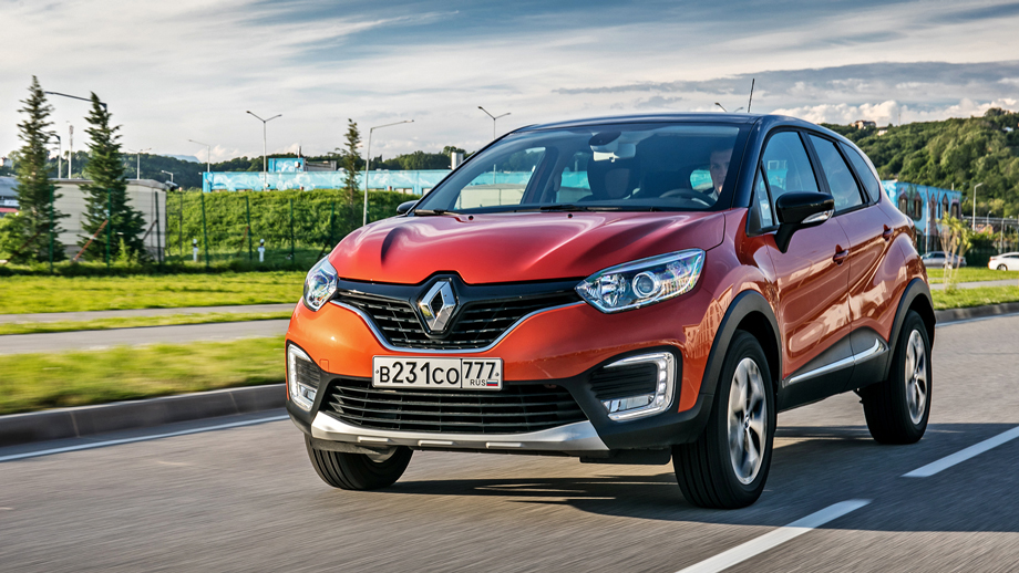 Скоростную прямую Kaptur держит отлично: кочки не сбивают машину с курса, подруливать необходимости нет. Тормоза (дисковые спереди и барабанные сзади) хороши не только на прямой, но и на серпантине. Достаточная эффективность — и никакого перегрева.