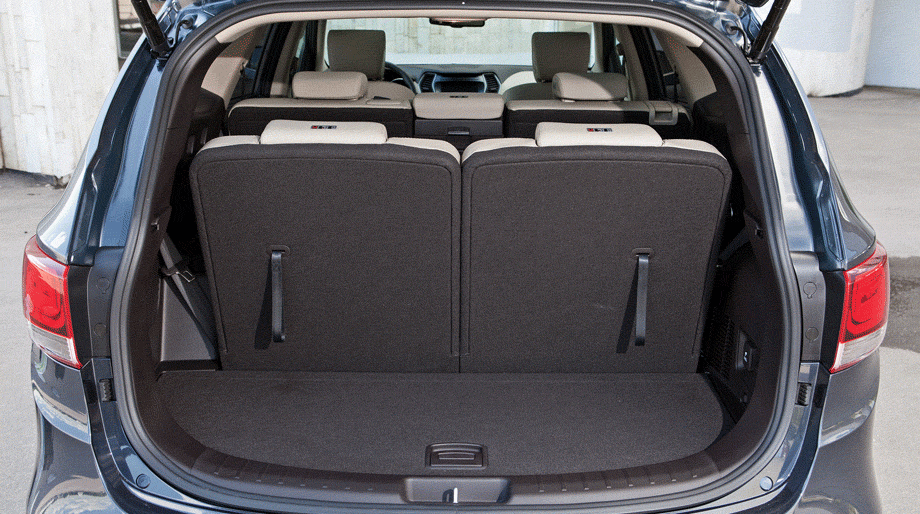             В пятиместной конфигурации багажник на 49 литров больше, чем у обычного пятиместного «Санты», — 634 л. При поднятом третьем ряде кресел отсек уменьшается до 176 л.
