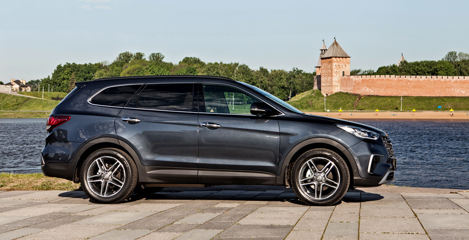             Обновлённый Grand на сантиметр короче за счёт иного переднего бампера — 4905 мм. Багажник можно открыть бесконтактно, три секунды постояв у его двери.
