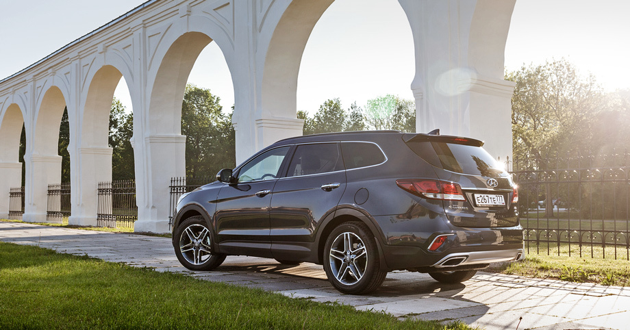             В конкурентах Grand Santa Fe значатся <a href="/e/BkeHAEAAAyE" class="c-link">Kia Sorento Prime</a>, <a href="https://www.drive.ru/drive-test/toyota/54a1442995a65627e70000d5.html" target="_blank" rel="noopener" class="c-link">Toyota Highlander</a>, <a href="/e/BkauQEAABWI" class="c-link">Ford Explorer</a> и <a href="/e/BwOawEAAAmw" class="c-link">Nissan Pathfinder</a>. Бензиновый 249-сильный агрегат Hyundai в этой компании — самый малообъёмный: у других эту же мощность развивают «шестёрки» 3.5. Зато, как и у Kia, есть дизель.
