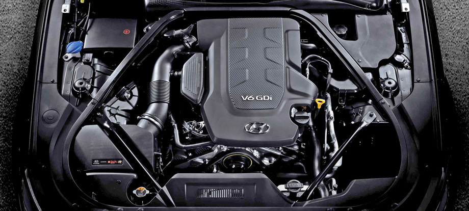             Бензиновый двигатель V6 3.0 относится к семейству Lambda II. Агрегат, оснащённый непосредственным впрыском и системой изменения фаз газораспределения на впуске и выпуске, также устанавливается на седан <a href="/e/CaXPwEAAWqQ" class="c-link">Genesis</a> (на фото).
