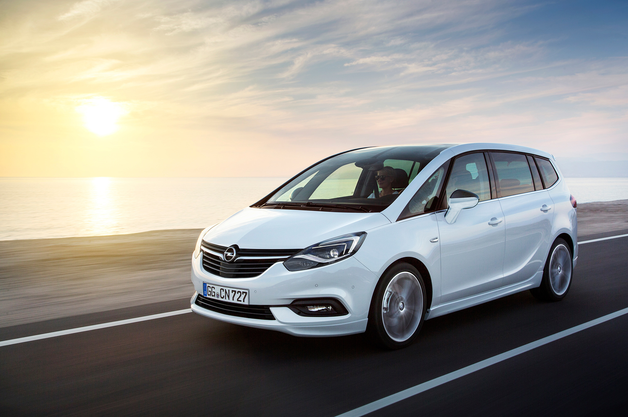 Рестайлинговая модель Opel Zafira перестала быть Турером — ДРАЙВ