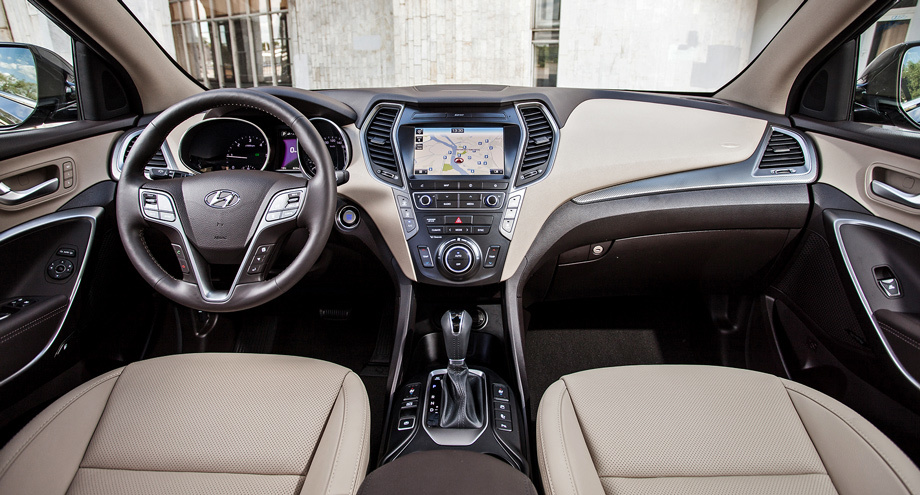             Обновление салона — в видоизменённых приборах, материалах отделки и мультимедийном экране. Среди опций, доступных только семиместному Гранду, — фары с автоматическим дальним светом, шторки на задних окнах и розетка на 220 вольт в багажнике дизельных машин.
