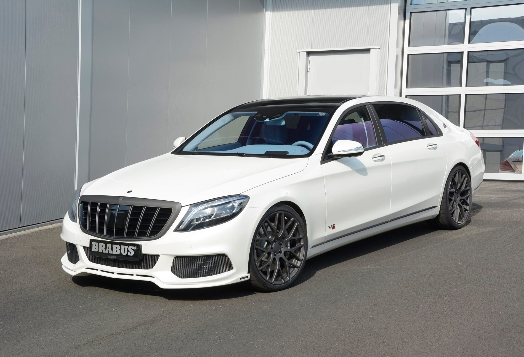 Седан Brabus Maybach Rocket 900 показал язык суперкарам — ДРАЙВ