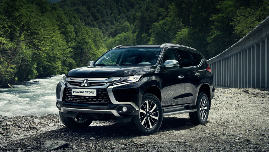 «Третий» Pajero Sport был <a href="/e/BkeHAEAAA-Y" class="c-link">представлен</a> год назад в столице Таиланда. Модель выросла в длину на 90 мм (до 4785), повысила жёсткость кузова и получила турбодизель 2.4 (181 л.с., 430 Н•м), чьё появление в нашей стране ещё обсуждается.