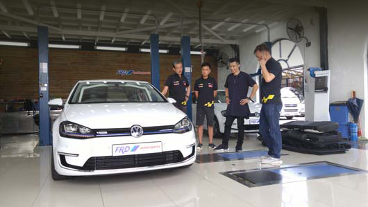 Volkswagen golf,Volkswagen e-golf. Фирма FRD Motorsports является организатором нескольких автоспортивных чемпионатов в Азии, содержит гоночную команду, школу гонщиков, школу водительского мастерства и обладает инжиниринговым подразделением.