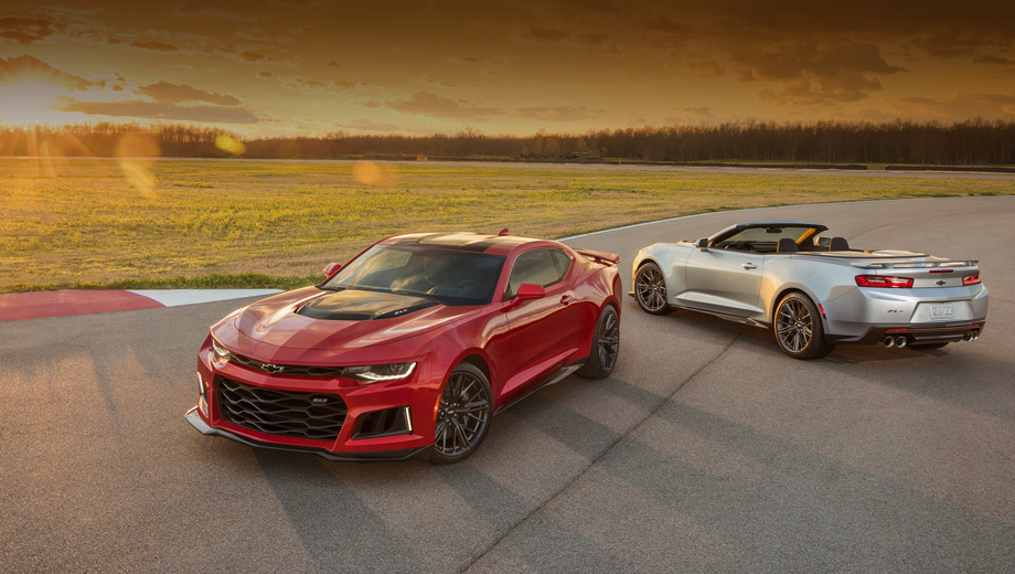 Chevrolet camaro,Chevrolet camaro zl1,Chevrolet camaro 50th anniversary. Ускоряет двухдверку Chevrolet Camaro ZL1 агрегат V8 6.2 LT4 с приводным компрессором. На выбор: десятиступенчатый «автомат» или шестиступенчатая «механика», закрытый или открытый кузов.