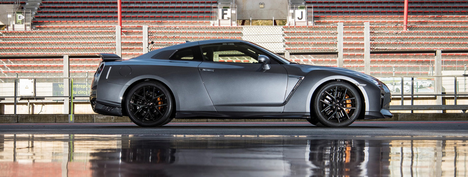 Если говорить только о сопоставимой динамике, то в ценовом диапазоне Теслы можно посмотреть на <a href="/e/Bjm9gAAAAAs" class="c-link">Nissan GT-R</a> (паспортный разгон 2,8 с до ста) или <a href="https://www.drive.ru/drive-test/nissan/529f20ea94a6564c14000110.html" target="_blank" rel="noopener" class="c-link">GT-R Nismo</a> (в официальных данных спурт указан тот же, хотя на деле машина должна быть чуть быстрее).