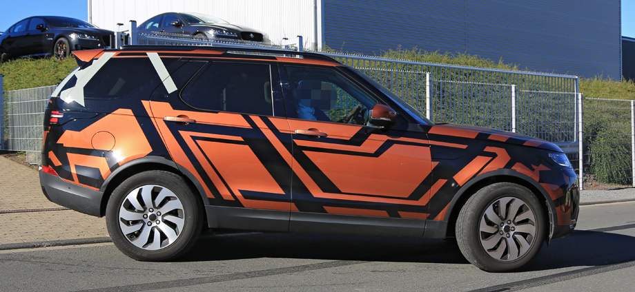 Машину с минимальным камуфляжем фотографы <a href="/e/BkeAAEAAAc4" class="c-link">запечатлели</a> на дороге в конце августа. Многие элементы дизайна ожидаемо перекликаются с внешностью шоу-кара <a href="https://www.drive.ru/news/landrover/534d2bbf95a656337f8b45a3.html" target="_blank" rel="noopener" class="c-link">Discovery Vision</a>, особенно это хорошо видно в профиль.