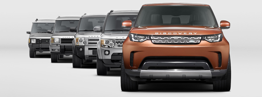 Если не считать решётку радиатора, очень похожую на деталь <a href="https://www.drive.ru/landrover/drive-test/2010/01/15/3059598/polchetvyortogo.html" target="_blank" rel="noopener" class="c-link">четвёртого поколения</a>, наследственных черт в «пятом» Discovery, во всяком случае анфас, почти не заметно.