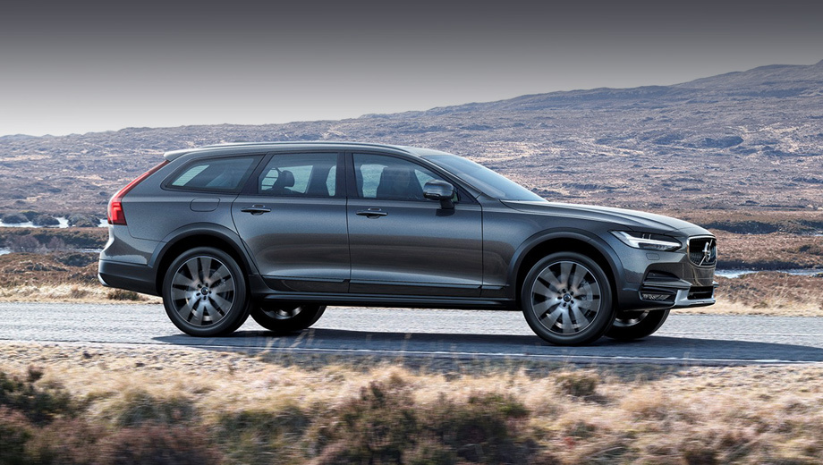 Помимо увеличенного клиренса (210 мм) V90 Cross Country отличается от простого универсала бамперами и элементами декора.
