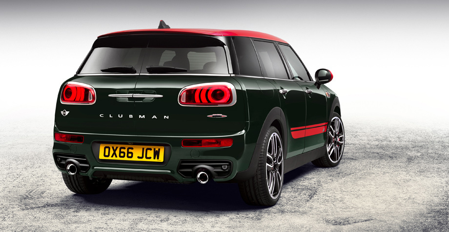 Без шильдика на дверце сзади Clubman JCW легко спутать с версией Cooper S. Если присмотреться, то можно заметить, что два выхлопных патрубка чуть отличаются: они с конической внутренней кромкой.