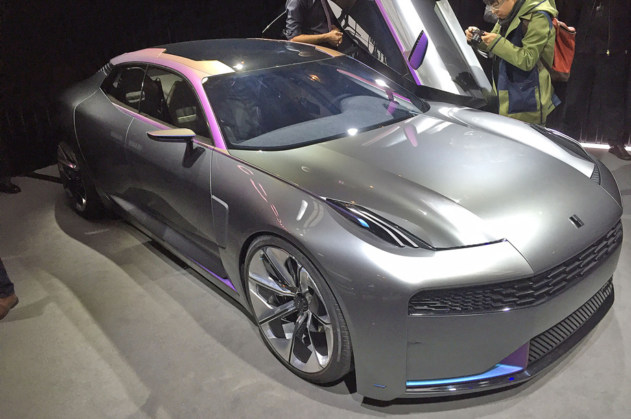             На презентации также засветился концепт седана, который если и пойдёт в серию, то очень не скоро. Питер Хорбери сказал изданию Auto Express, что это даже не модель 06. Заметим, что в плане безопасности у Линка всё будет на уровне Volvo, включая автоматическое торможение и (со временем) автономное вождение.
