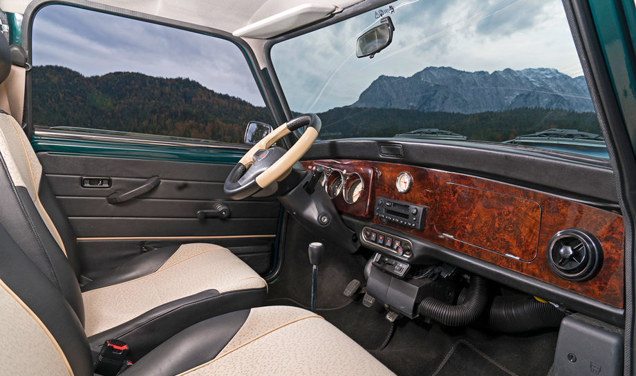             Руль лежит на коленях, дверь подпирает левый локоть. Отопитель на Mini последней, седьмой серии (Mk VII, 1996−2000 годы, на фото) был усовершенствован: две скорости вентилятора вместо одной!
