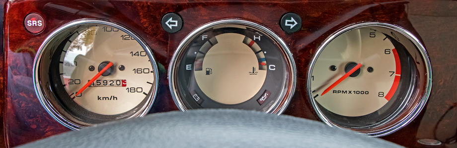             Водитель видит блеклые приборы именно так, бликующими и перекрытыми сверху и снизу. Контрольная лампа подушки (SRS) ― как гость из будущего.
