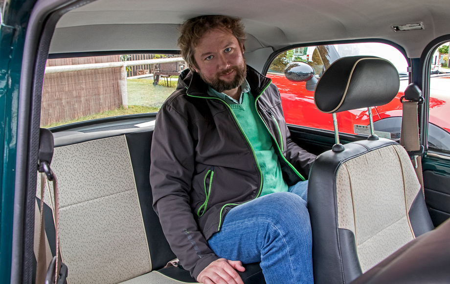             Тесно сзади, чего говорить. Единственная отрада ― открывающиеся задние форточки. Современные Mini просторнее, хотя тоже далеко не лидеры класса.
