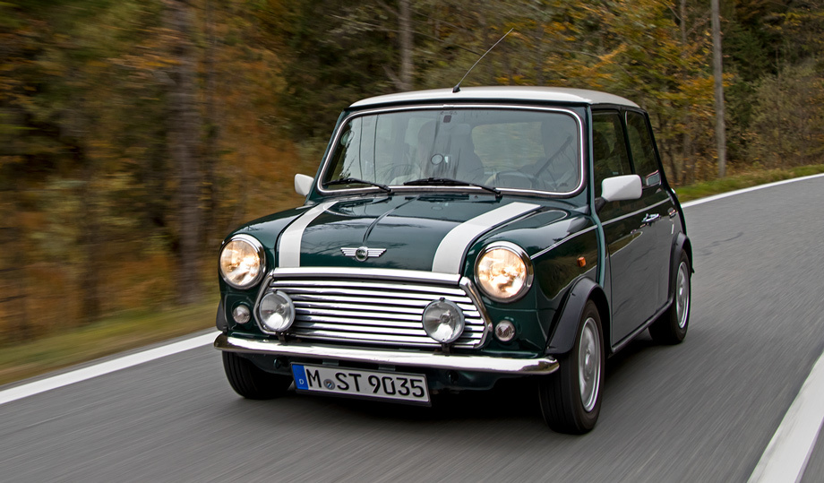             Как не влюбиться в эту милую мордашку? Но имейте в виду: классический Mini на самом деле очень маленький, по высоте ― взрослому человеку едва по грудь.
