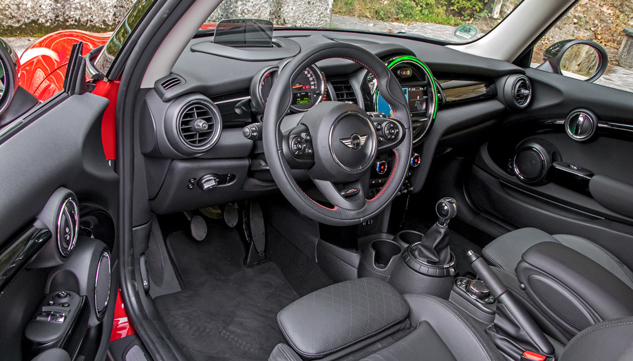             Как посмеялся бы Алек Иссигонис, узнай он об активном круиз-контроле (кнопки на левой спице руля) или проекторе показаний важнейших приборов на выдвижное стёклышко над панелью...
