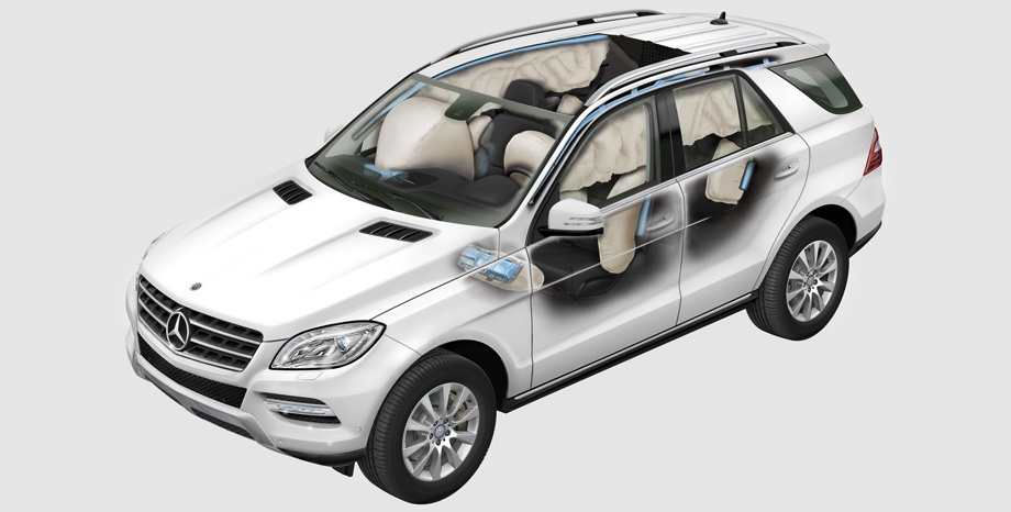             Девять надувных подушек, включая коленную для водителя, ремни с моторизованными катушками... До использования удерживающих систем может и не дойти благодаря электронным средствам превентивной безопасности. Mercedes следит за дорожной разметкой, расстоянием до идущей впереди машины и за состоянием водителя. Он «смотрит» по сторонам, контролируя мёртвые зоны, видит в темноте и неплохо натренирован, чтобы помочь человеку за рулём в случае риска потери курсовой устойчивости. Компоненты активного круиз-контроля задействованы в системе аварийного торможения. Правда, за высокий уровень безопасности Мерседеса придётся приплатить: большинство компьютерных помощников — опциональное оборудование. А вот дружелюбный (насколько это возможно) к пешеходам капот с пиропатронами — «в базе».
