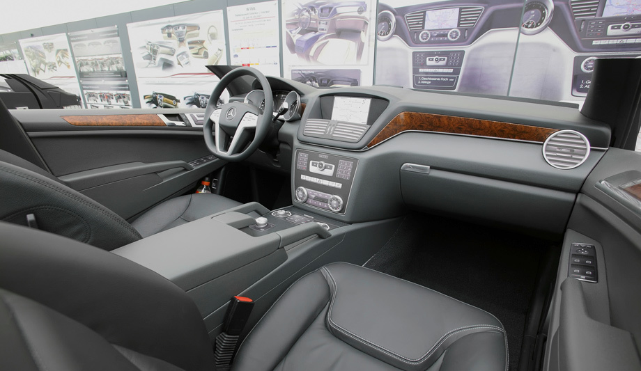             Этот макет интерьера любопытен иным, нежели у финального варианта, расположением вентиляционных дефлекторов (с традиционными кругляшами на периферии), другой компоновкой центральной консоли и своеобразным рулём. Обращают на себя внимание и эскизы консоли на заднем плане.
