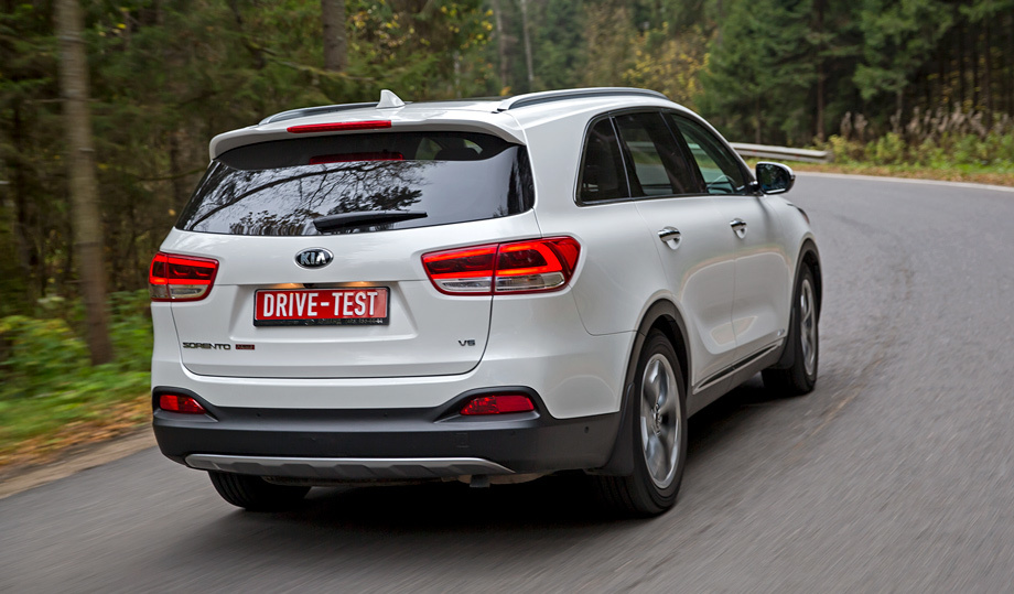             У Sorento многообещающий начальный отклик на газ, но при ускорении в пол за ним следует пауза на раздумья «автомата», размывающая ощущение от ускорения. В режиме Sport Mode акселератор обостряется, руль тяжелеет, но это не добавляет ни скорости, ни эмоций.
