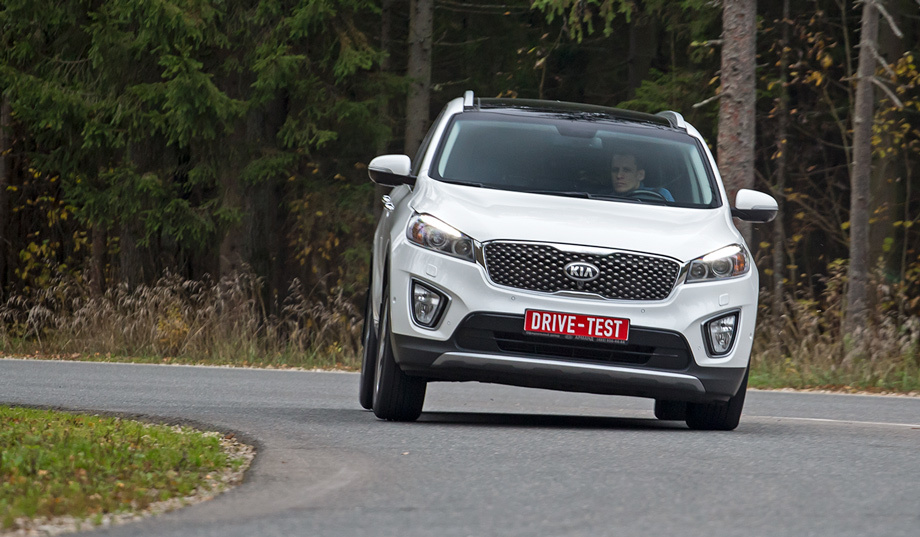             Чтобы Sorento Prime заскользил задней осью, в быстром повороте даже не обязательно бросать газ. Система стабилизации очень толерантна, поэтому, если перебрал со скоростью, будь начеку.
