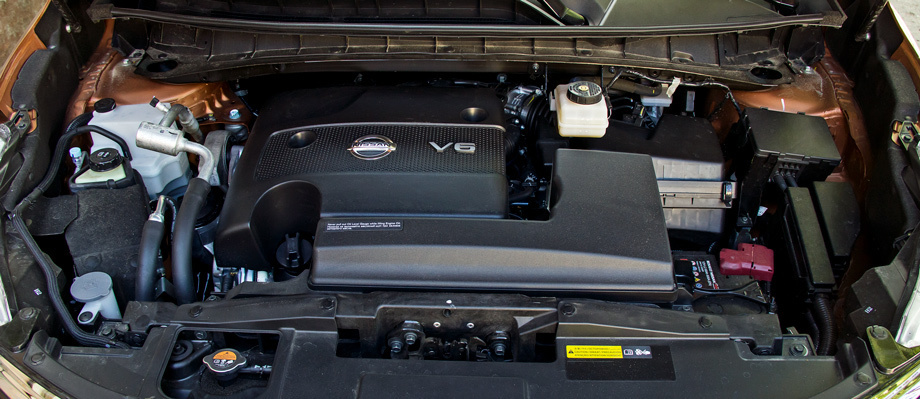             Алюминиевая атмосферная «шестёрка» серии VQ35DE рабочим объёмом 3498 см³ дебютировала в 2000 году на автомобиле Nissan Elgrand. Диапазон мощности его многочисленных вариаций составлял от 231 до 304 сил. Под капотом нашего Murano — 249-сильная версия (325 Н•м) с изменяемыми фазами газораспределения, регулируемым впускным коллектором, коваными стальными шатунами и коленвалом, поршнями, покрытыми специальным молибденовым составом для снижения трения. В паре с «атмосферником» — безальтернативный клиноцепной вариатор с семью виртуальными ступенями и парой режимов работы.
