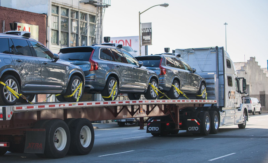 Беспилотные Volvo XC90 перебазируются в Аризону на платформе тягача.