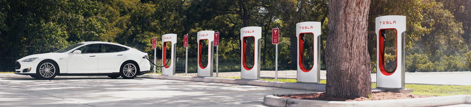             Последние версии Суперчарджеров достигают мощности 145 кВт, а самые распространённые — «только» 120 кВт. Но и это отменный показатель, ведь в мире в основном распространены «скоростные» точки зарядки постоянным током с отдачей 40−60 кВт.
