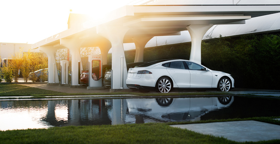             Сейчас солнечные заправки Теслы получают энергию как от панелей на крыше, так и от сети. Но Маск пояснил, что в некоторых удалённых от городов регионах (в австралийской глубинке, к примеру) подобные станции могли бы работать вообще без доступа к электрической сети.
