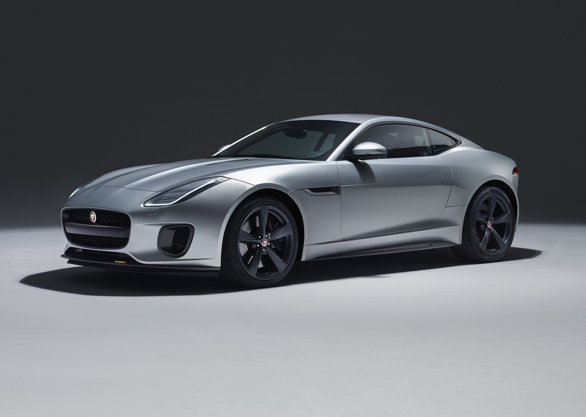 Линейка спорткаров Jaguar F-type обогатилась новыми версиями — ДРАЙВ