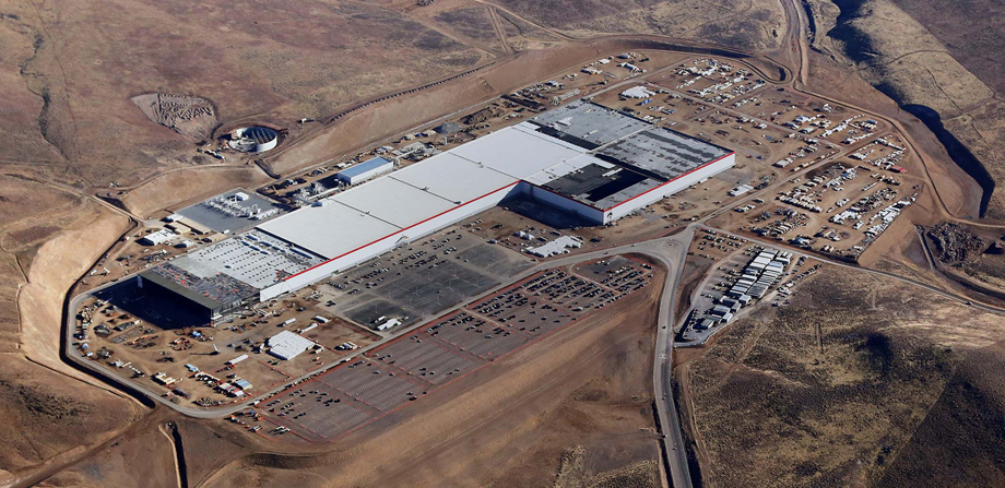 Завод Gigafactory запущен, а тем временем глава фирмы подумывает о постройке <a href="/e/BlzjQEAAtlw" class="c-link">Gigafactory 2</a>.