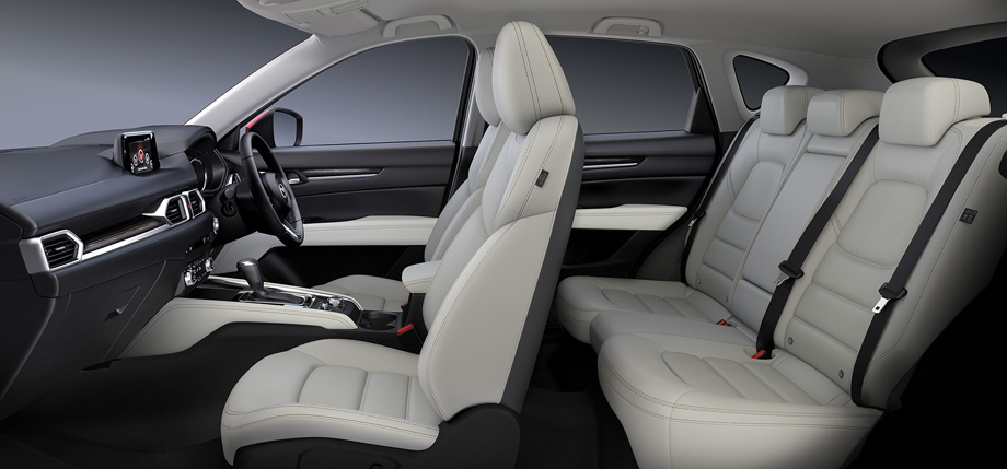            <a href="/e/BkfFwEAAAfo" class="c-link">Предыдущее</a> поколение CX-5 особым простором на втором ряду не впечатляло. В новом (на фото) положение должно быть несколько улучшено за счёт продуманной компоновки, но возможностей для манёвра у разработчиков было немного — колёсная база-то не изменилась.

