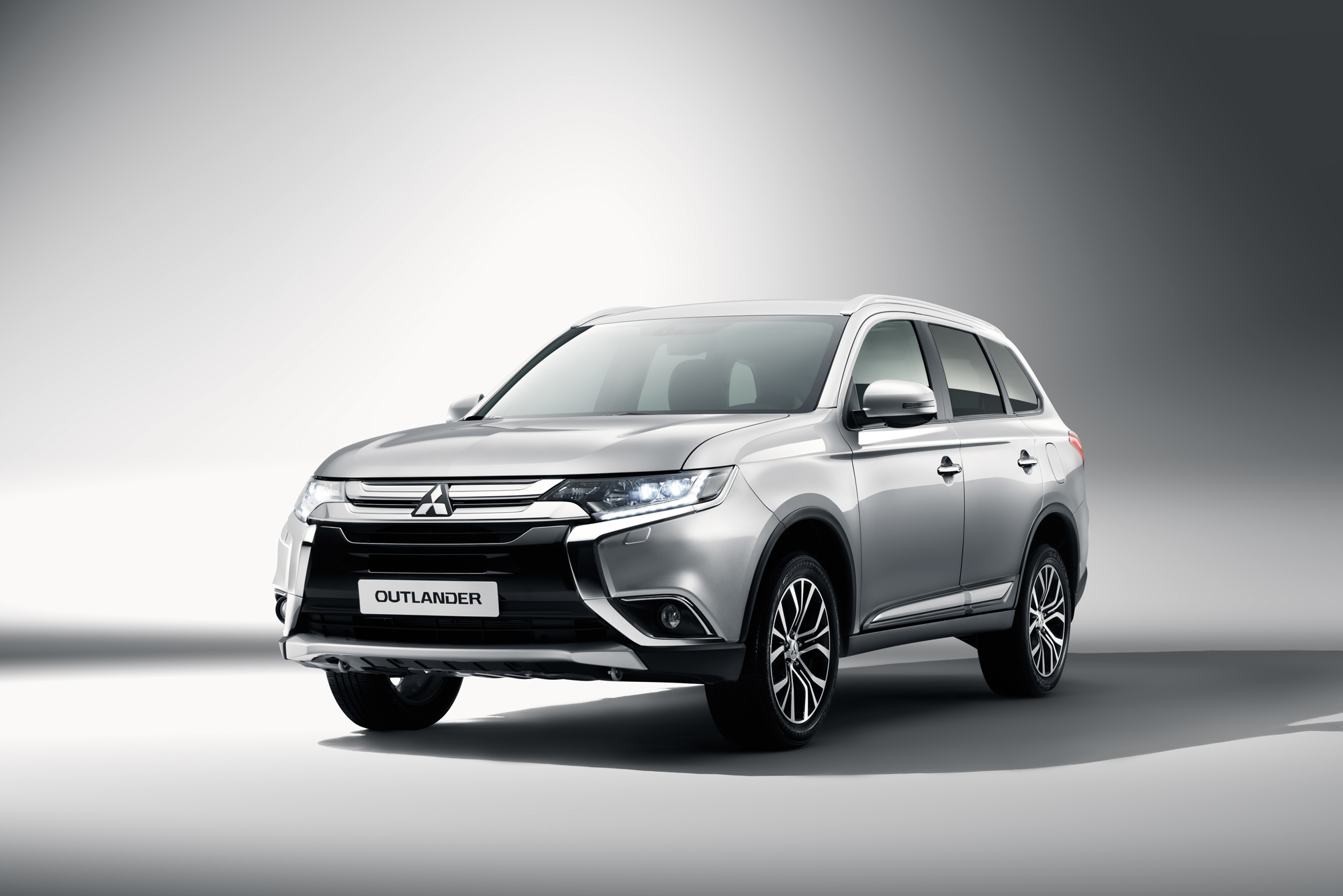 Кроссовер Mitsubishi Outlander стал богаче и дороже — ДРАЙВ