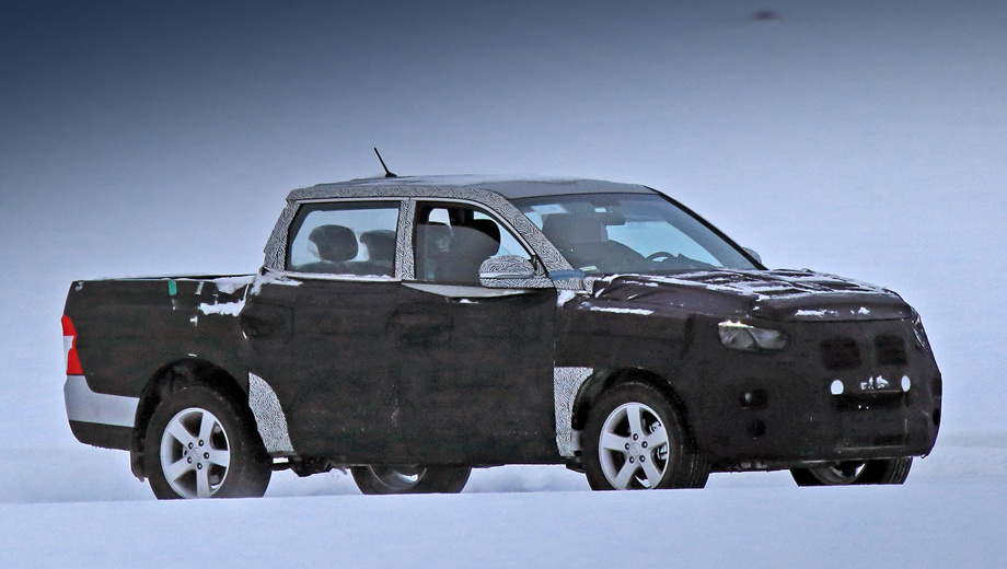 На некоторых рынках модель известна под названиями Korando Sport и Nomad, а в Великобритании она недавно вернула себе имя <a href="/e/BlWQQEAAAiw" class="c-link">Musso</a>. С российского рынка пикап исчез, когда компания SsangYong <a href="https://www.drive.ru/business/ssangyong/550a8f0795a656552a000020.html" target="_blank" rel="noopener" class="c-link">приостановила</a> поставки. Сейчас корейцы их потихоньку <a href="/e/BnKjQEAAAJI" class="c-link">возобновляют</a>.